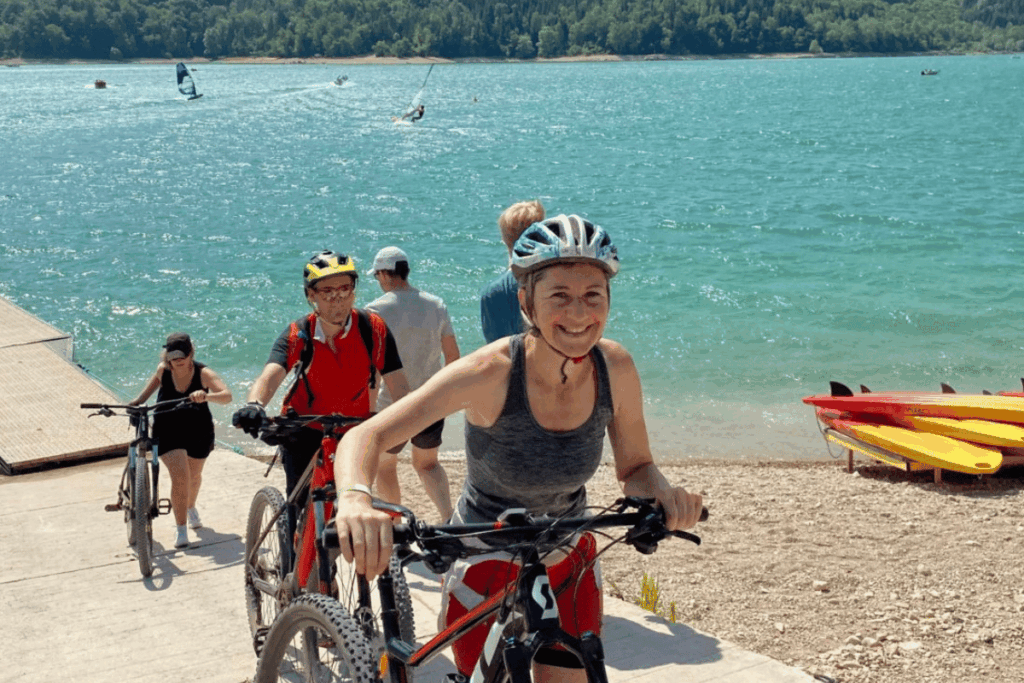 traversée du lac de vouglans en vélo